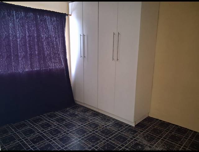 2 BEDROOM FLAT TO LET IN AUSTERVILLE